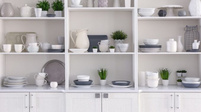 Optimiser le rangement d'un placard dans une cuisine