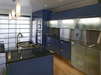 Quel plan de travail pour une cuisine bleu nuit ?