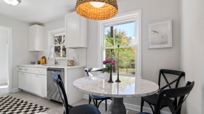 Les avantages de choisir une table demi lune dans sa cuisine Les avantages de choisir une table demi lune dans sa cuisine