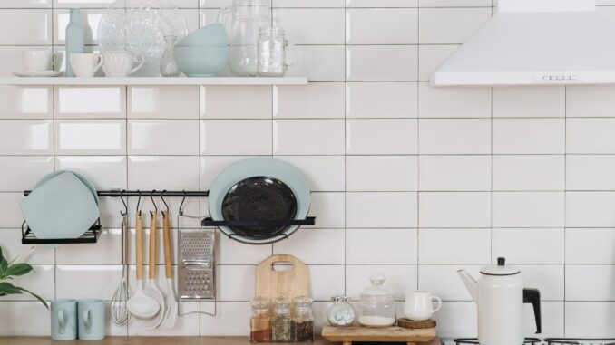 Pourquoi installer une crédence adhésive résistante à la chaleur dans sa cuisine ?