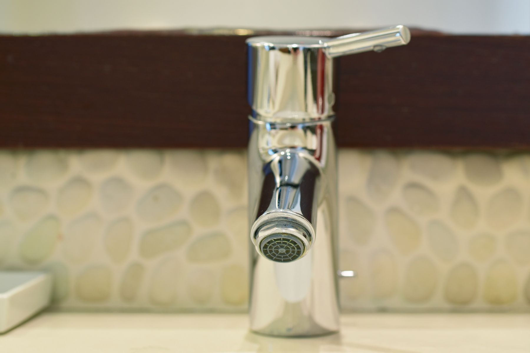 Comment changer soi-même le robinet de sa cuisine ? - Crédence de cuisine