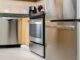Comment fixer une plaque en inox sur mesure pour la crédence de sa cuisine ?
