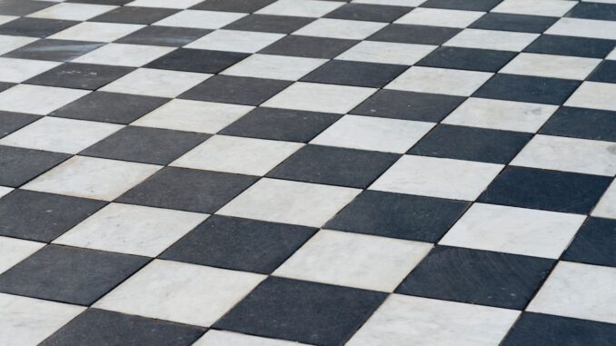 Comment installer des carreaux de ciment noir et blanc dans sa cuisine ?