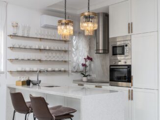 Comment optimiser l'espace dans une cuisine sans meuble haut ?