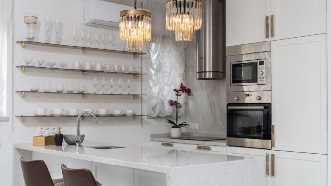 Comment optimiser l'espace dans une cuisine sans meuble haut ?