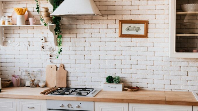 Cuisine sans meuble haut : nos astuces pour s'organiser